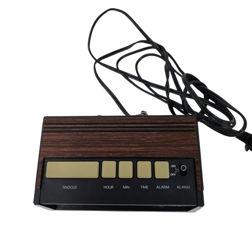 Vintage KMC 800A Retro‎ Wood Grain AM FM Digital Alarm Clock Battery Back Up